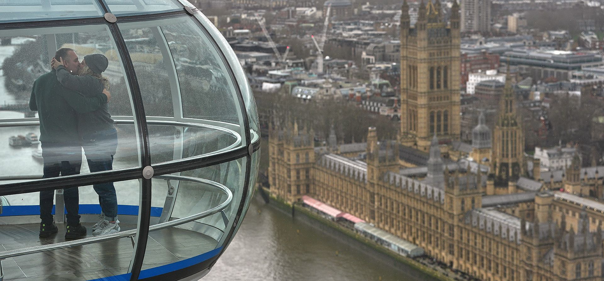 Una pareja disfruta de un paseo en una cápsula del London Eye, mientras pueden contemplar las Cámaras del Parlamento a la derecha en Londres, el miércoles 11 de febrero de 2026. (Foto AP/Kin Cheung)