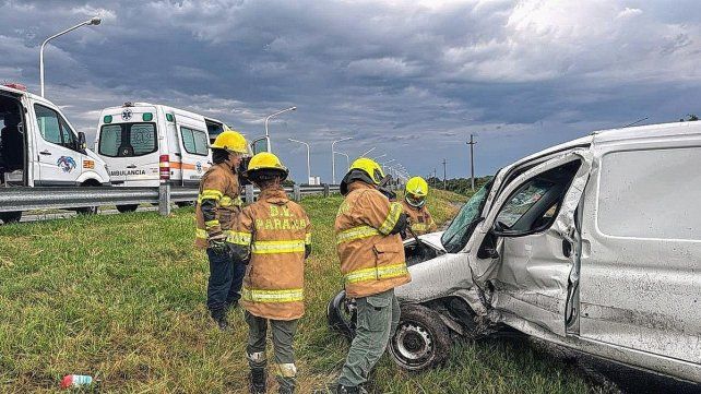 Un vehículo volcó en la ruta nacional 168 y el conductor fue asistido por Bomberos Voluntarios de Paraná.