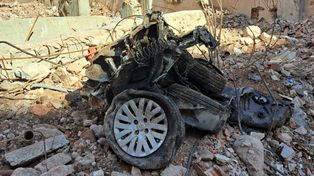 Entre las ruinas. Las ruedas y el tren delantero de uno de los autos que quedó atrapado en las cocheras de Salta 2141.