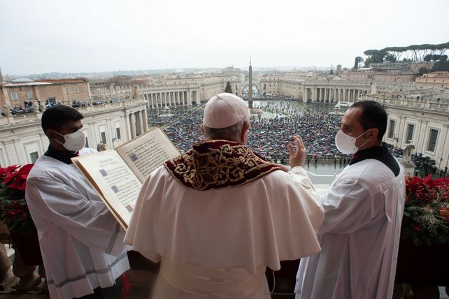 El Papa este sábado desde el balcón principal de la basílica del Vaticano ante los fieles que persistieron pese a la lluvia.