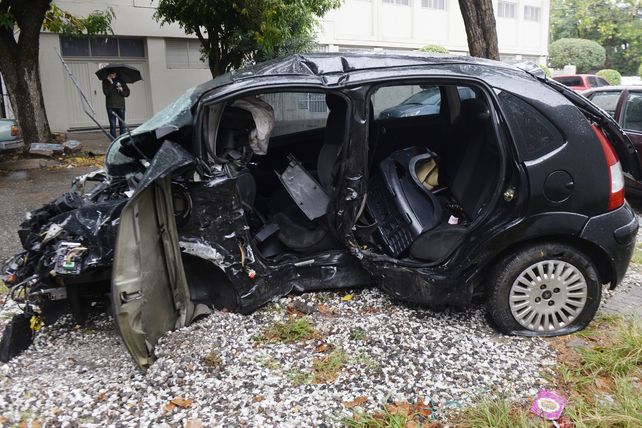 Así quedó el auto en el que perdieron la vida el sábado pasado un padre y su hijo de ocho años.