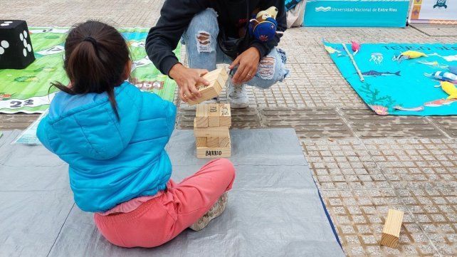 Niña disfrutando de los juegos lúdicos