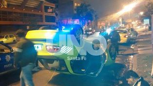 Espectacular vuelco de un remis en la madrugada frente al club Unión