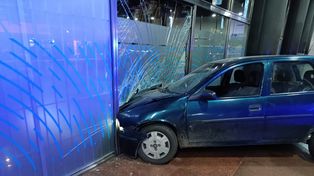 Las luces del coche quedaron encendidas tras el choque.