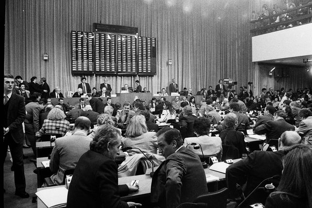 Un entarimado con una estructura metálica y madera permitía disponer los cables que requería