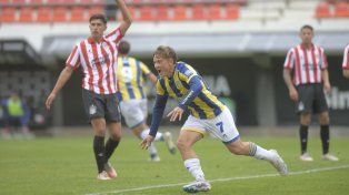 Lucas Ramos celebra con alma y vida su gol, el que le dio la victoria a Central ante Estudiantes.