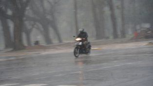 Llovieron más de 75 milímetros en Rosario y se mantiene el alerta naranja