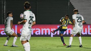 Jaminton Campaz saca un potente zurdazo que se irá a centímetros del ángulo derecho del arco de Sarmiento.