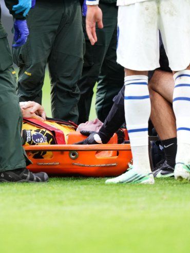 Alerta en la selección argentina: Dibu Martínez salió en camilla del partido de Chelsea