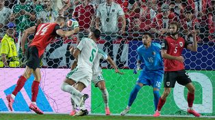 Sasa Kalajdzic cabecea y logra el tercer gol de Austria en el sexto minuto adicional.