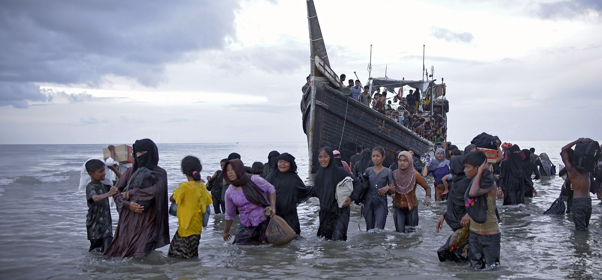 La etnia rohingya desembarca de su barco al aterrizar en una playa en Ulee Madon, Aceh del Norte, Indonesia. Este lunes, la agencia de refugiados de las Naciones Unidas hizo sonar la alarma para cientos de musulmanes rohingya que se cree que estan a bordo de dos barcos que, según se informó, se habían quedado sin suministros y a la deriva en el mar de Andamán. (Foto AP/Rahmat Mirza, archivo) La etnia rohingya desembarca de su barco al aterrizar en una playa en Ulee Madon, Aceh del Norte, Indonesia. Este lunes, la agencia de refugiados de las Naciones Unidas hizo sonar la alarma para cientos de musulmanes rohingya que se cree que estan a bordo de dos barcos que, según se informó, se habían quedado sin suministros y a la deriva en el mar de Andamán. (Foto AP/Rahmat Mirza, archivo)