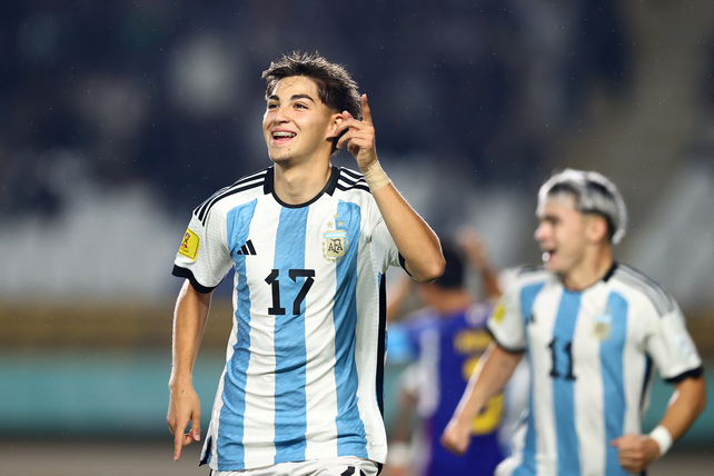 El jugador de Newells Valentino Acuña anotó el segundo tanto de Argentina.