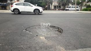 Un socavón que empieza a asomar como un peligro inminente para conductores