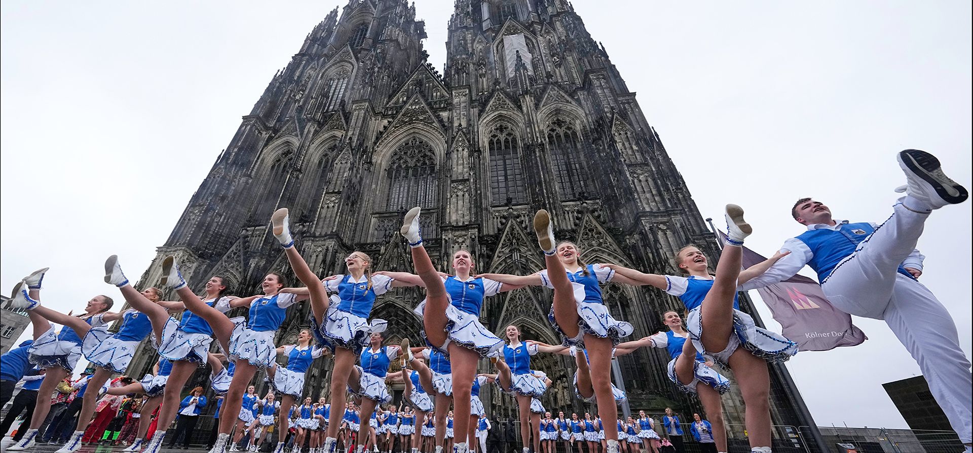 Participantes del carnaval callejero, celebran el inicio frente a la Catedral de Colonia, Patrimonio de la Humanidad, en Colonia, Alemania, el jueves 12 de febrero de 2026. (Foto AP/Martin Meissner)