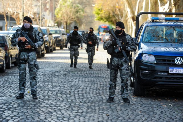 Juicio a Los Monos: policía en el techo y vecinos curiosos en el Centro de Justicia Penal