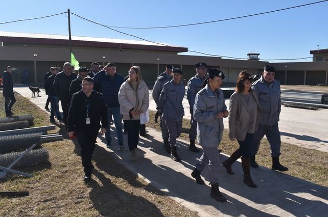 Bullrich visitó las obras en la cárcel federal de Coronda y confirmó que estará terminada en diciembre
