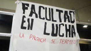 Se nos terminó la paciencia: vigilia estudiantil en la UNL en defensa de la universidad pública