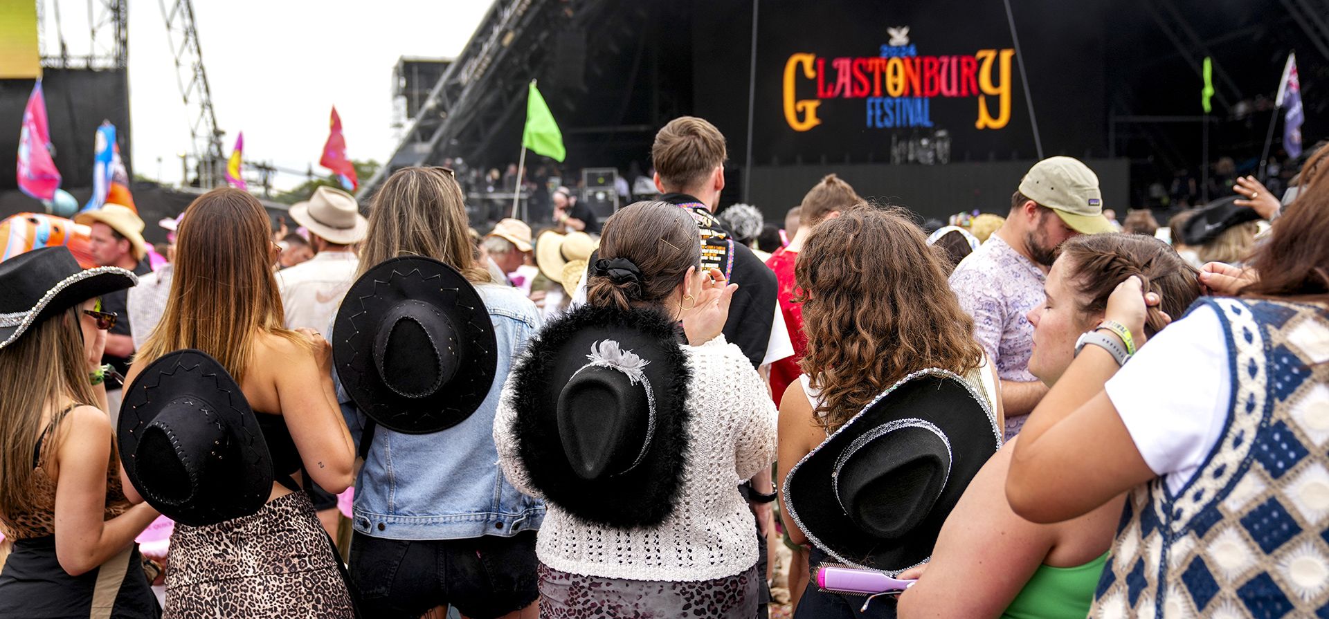 Los asistentes al festival esperan a Shania Twain durante el Festival de Glastonbury en Worthy Farm, Somerset, Inglaterra, el domingo 30 de junio de 2024. (Scott A Garfitt/Invision/AP)