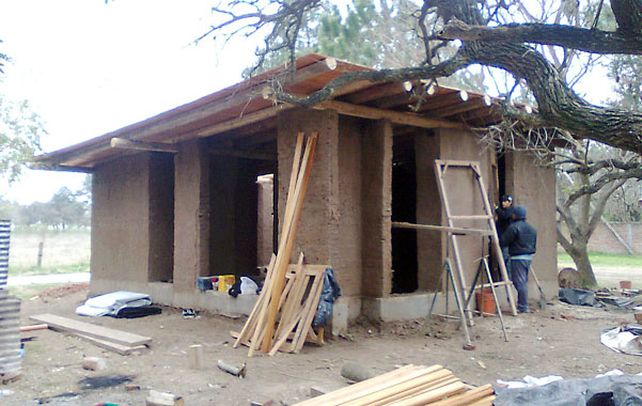 Una cooperativa construye casas con barro a través de los créditos Procrear