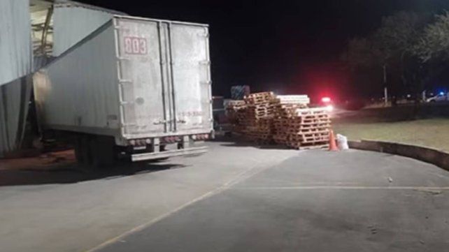 Paraná: camión se incrustó en una fábrica del Parque Industrial