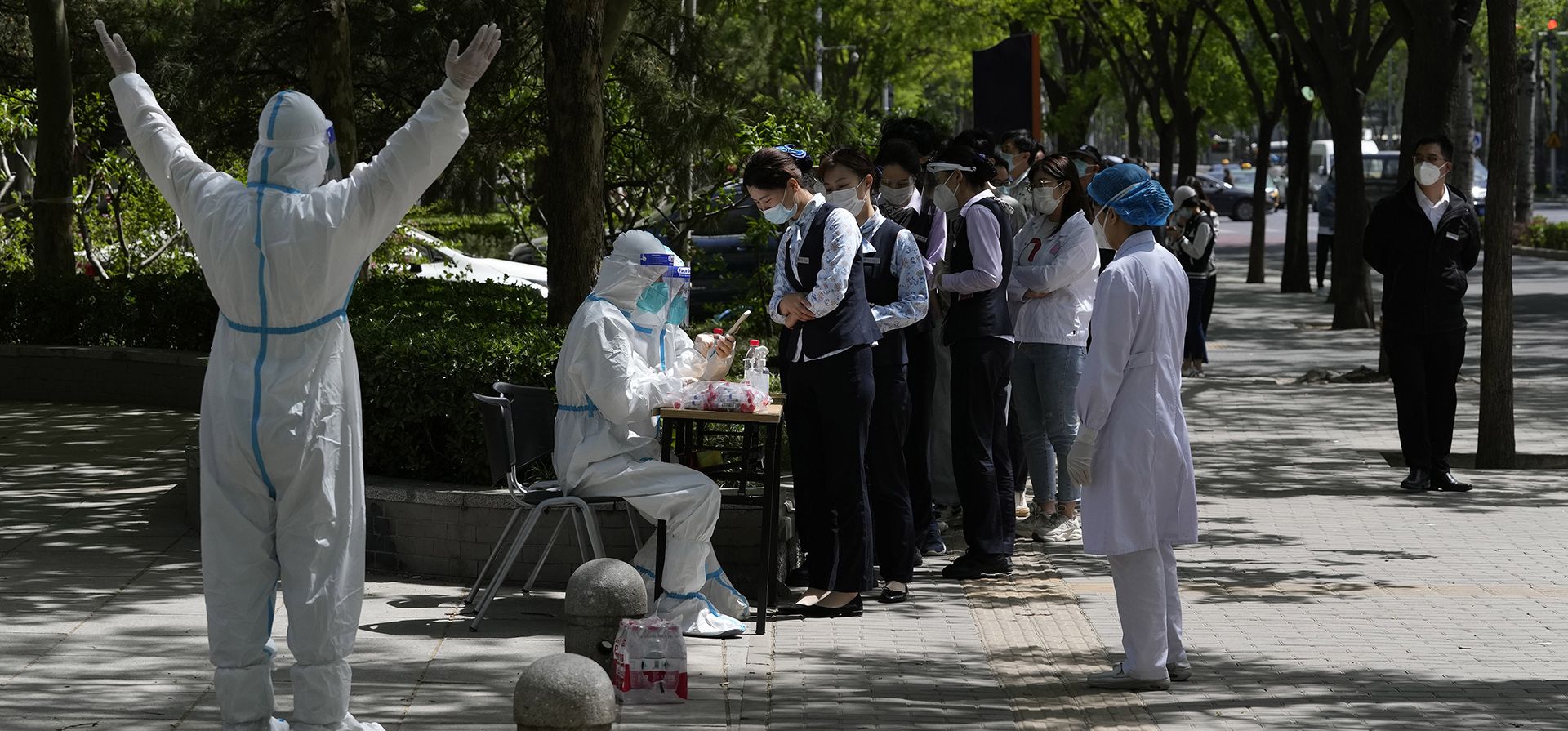 Residentes hacen fila para las pruebas de COVID en el distrito de Haidian el martes 26 de abril de 2022 en Beijing. La capital de China, Beijing, está imponiendo pruebas masivas y cerrando el acceso a los vecindarios mientras busca contener un nuevo brote de COVID-19. 
