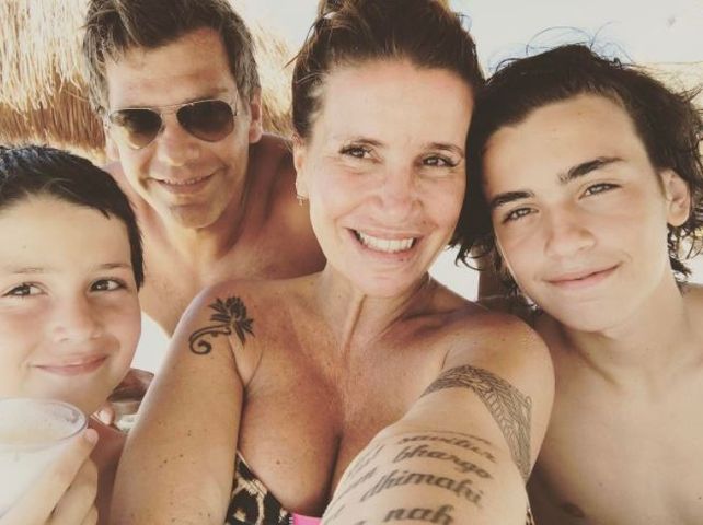 Flor Peña posó en modo vacaciones junto a su pareja, sus hijos y su enorme panza