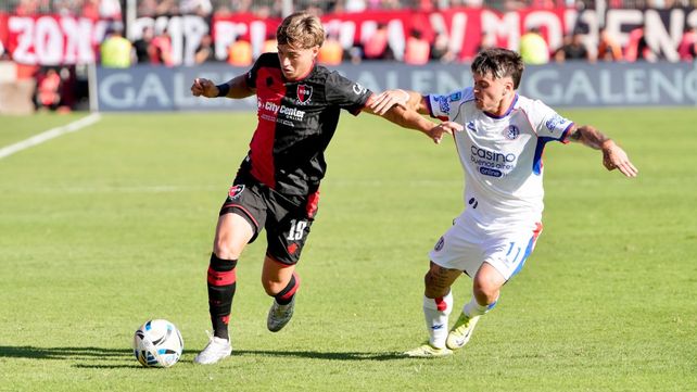 Jerónimo Gómez Mattar se la llevó ante Matías Reali. Un 0 a 0 con escasas situaciones entre Newells y San Lorenzo.