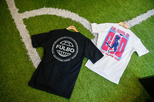 Las remeras son lo más demandado de la marca. Vale la pena hacer un recorrido por las historias que cuentan.