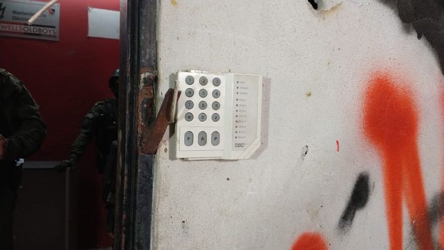 El amplio operativo policial en imágenes: así desarticularon el búnker de la barra brava de Newells