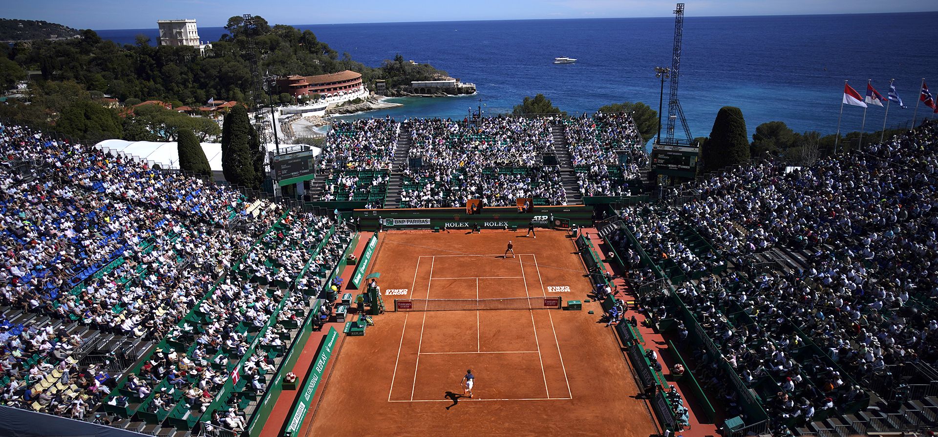 Daniil Medvedev, de Rusia, sirve a Holger Rune, de Dinamarca, durante su partido de cuartos de final del Masters de tenis de Montecarlo en Mónaco, el viernes 14 de abril de 2023. (Foto AP/Daniel Cole)