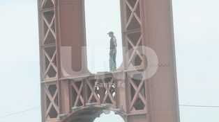 Un hombre amenaza con arrojarse al río desde el Puente Colgante