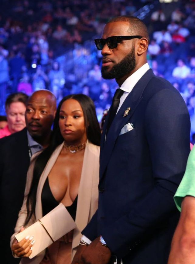 Quién es la mujer del escote que se robó las miradas en Mayweather vs. McGregor