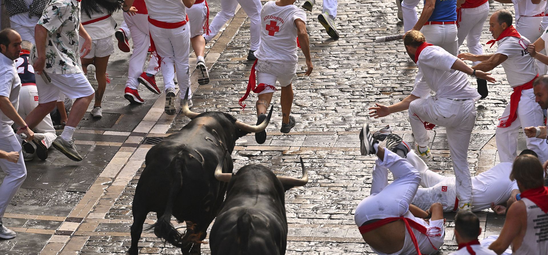 Los juerguistas corren con toros de la ganadería Fuente Ymbro durante el primer día de encierro en las fiestas de San Fermín en Pamplona, España, el lunes 7 de julio de 2025. (Foto AP/Miguel Oses) Los juerguistas corren con toros de la ganadería Fuente Ymbro durante el primer día de encierro en las fiestas de San Fermín en Pamplona, España, el lunes 7 de julio de 2025. (Foto AP/Miguel Oses)