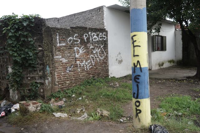 Bienvenidos al barrio de Alan Funes, una pintada que invadió las calles de Tablada y Las Heras