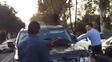 Encontró a su mujer con el amante en su auto, se puso loco y la reacción se hizo viral