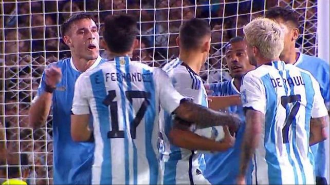 Manuel Ugarte le hizo un gesto obsceno a Rodrigo De Paul.