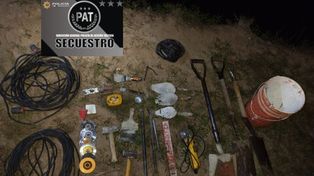 Los elementos de construcción robados fueron encontrados en el zanjón donde cayó el herido.