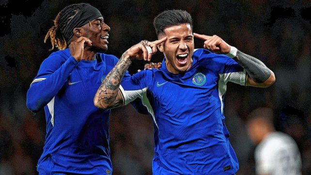 Enzo Fernández festeja su primer gol en el equipo inglés.