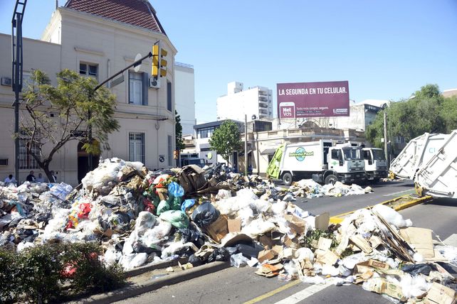 La protesta de ayer en Lagos y Pellegrini. 24 tonaledas de residuos en la calle.&nbsp;
