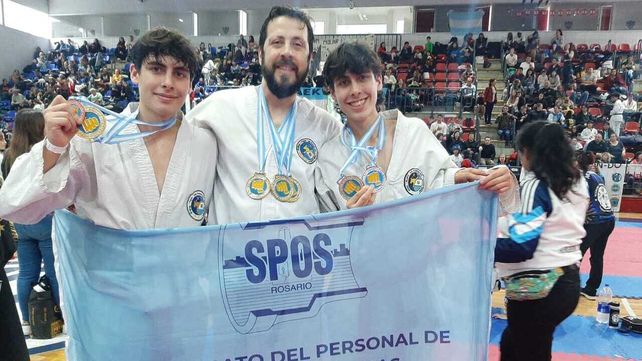 Mario Garzón (centro) obtuvo tres primeros premios en distintas categorías