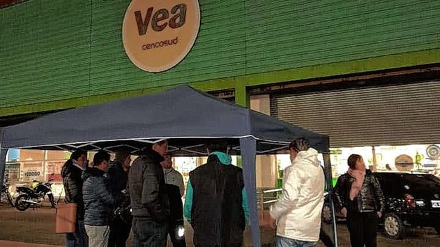 Los empleados del supermercado Vea están en alerta y acampan fuera del edificio