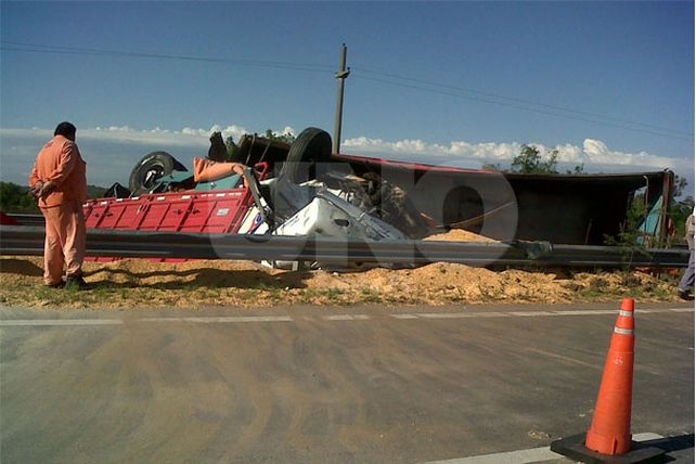 Volcó un camión cerealero a metros del ingreso al Túnel Subfluvial