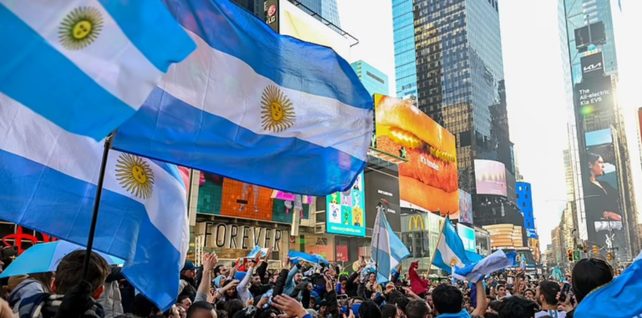 La hinchada argentina revive la ceremonia de Qatar.
