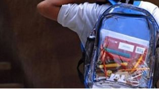 Exigen mochilas transparentes para evitar que los alumnos ingresen con armas y drogas