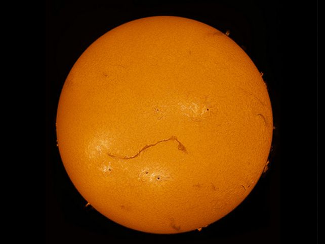 Descubren una enorme grieta en el Sol