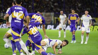 Ignacio Malcorra por el piso, rodeado de jugadores de Boca. Al equipo de Ariel Holan le costó armar juego y sufrió el ataque xenieze.