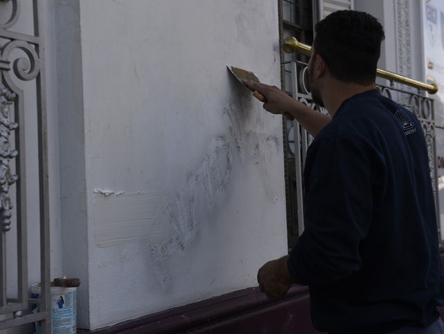 A cambiarle la cara a la ciudad. Algunas empresas particulares comenzaron por iniciativa propia a tapar grafitis de avenida Pellegrini.