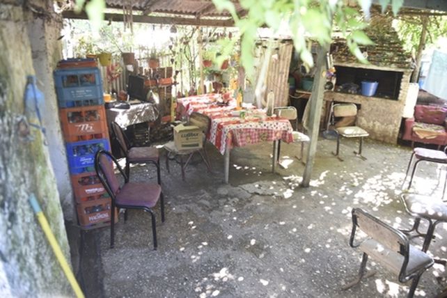 Todos los días Carlos y Ester mateaban en el patio de la casa