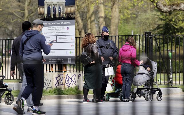 La policía belga patrulla los parques después de que se produjeran enfrentamientos el jueves por la noche con una gran multitud de juerguistas que se habían reunido para un evento no autorizado a pesar de las restricciones del coronavirus.&nbsp;