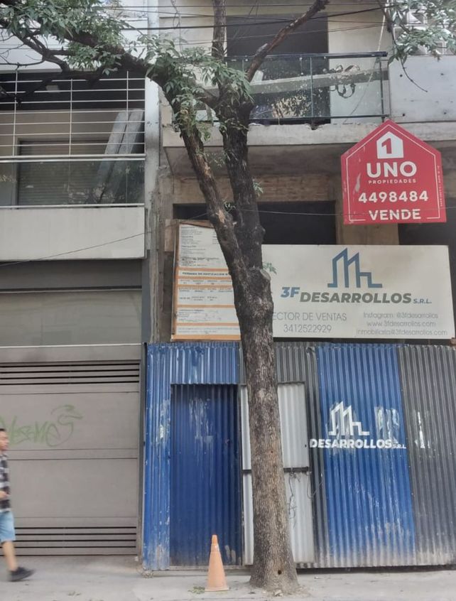 El àrbol fue perforado por trabajadores de la constructora en la obra e Alem 1425. Ahora el municipio evalúa una multa